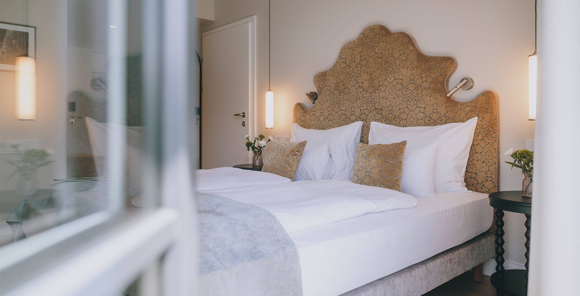 Blick vom Balkon auf das Bett im Superior Zimmer des Designhotels Grand Elisabeth in Bad Ischl