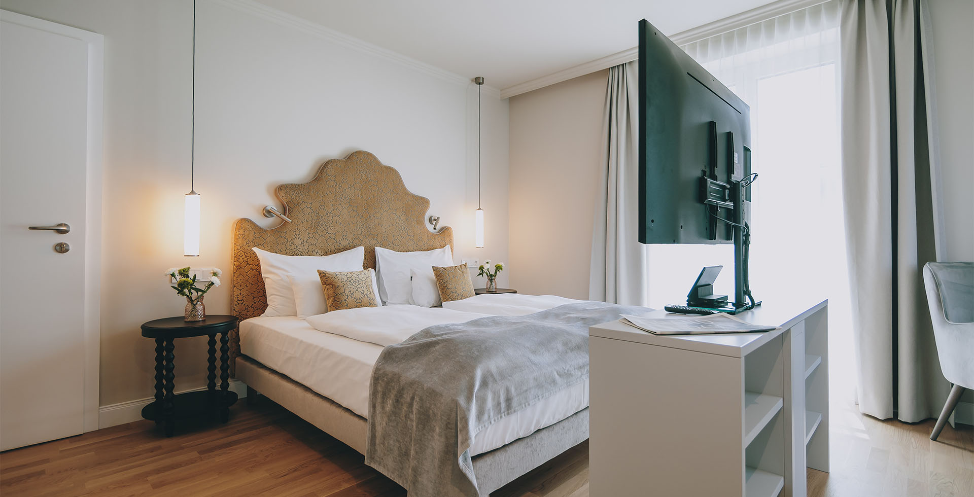 Fernseher gegenüber dem Bett im Superior Doppelzimmer mit Balkon Grand Elisabeth