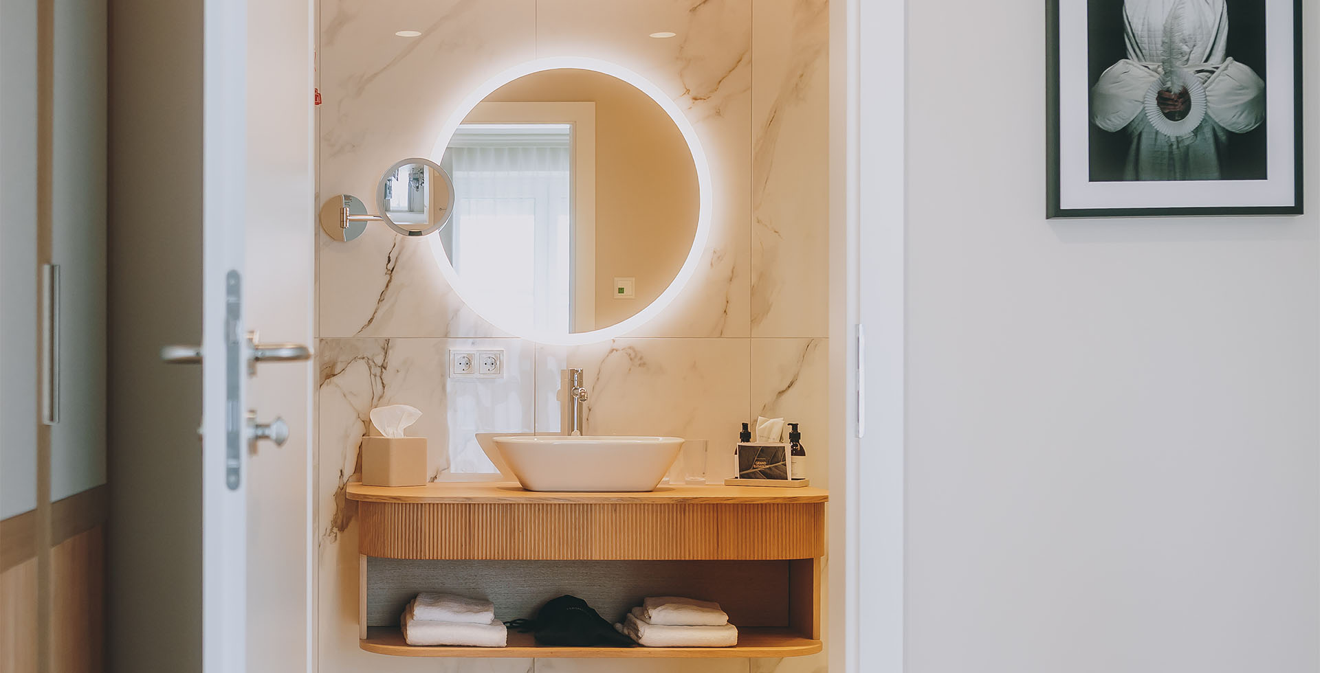 Innenansicht des Bads im Superior Doppelzimmer im Wellnesshotel Bad Ischl mit Spiegel und Waschtisch