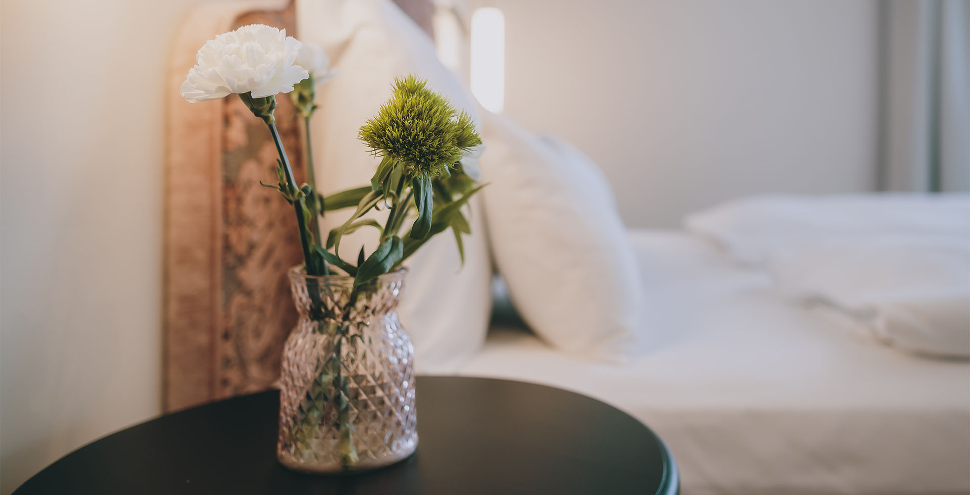 Frische Blumen im Glas im Superior Doppelzimmer des Designhotels Grand Elisabeth