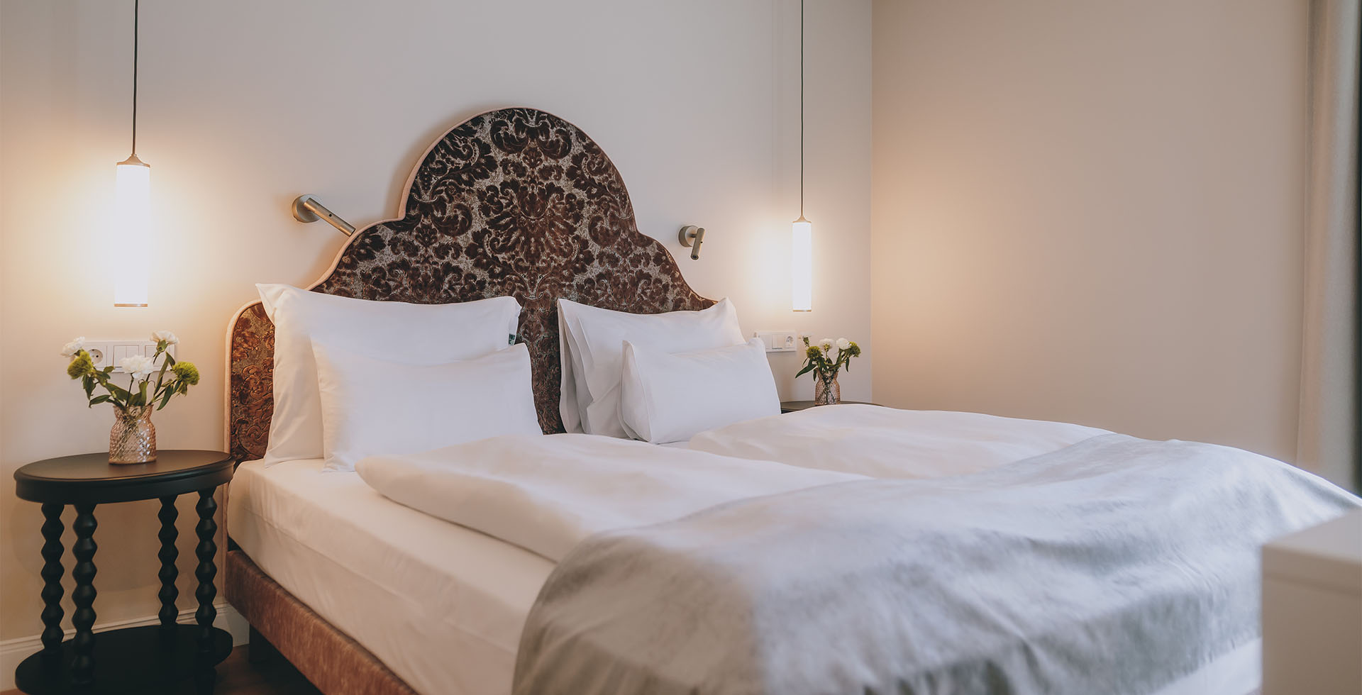 Doppelbett mit floralem Kopfteil im Grand Elisabeth Hotel Bad Ischl