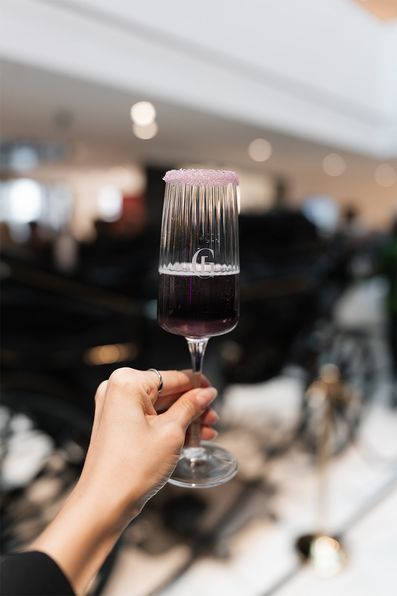 Hand hält Glas mit Drink und Zuckerrand beim Empfang im Grand Elisabeth Bad Ischl