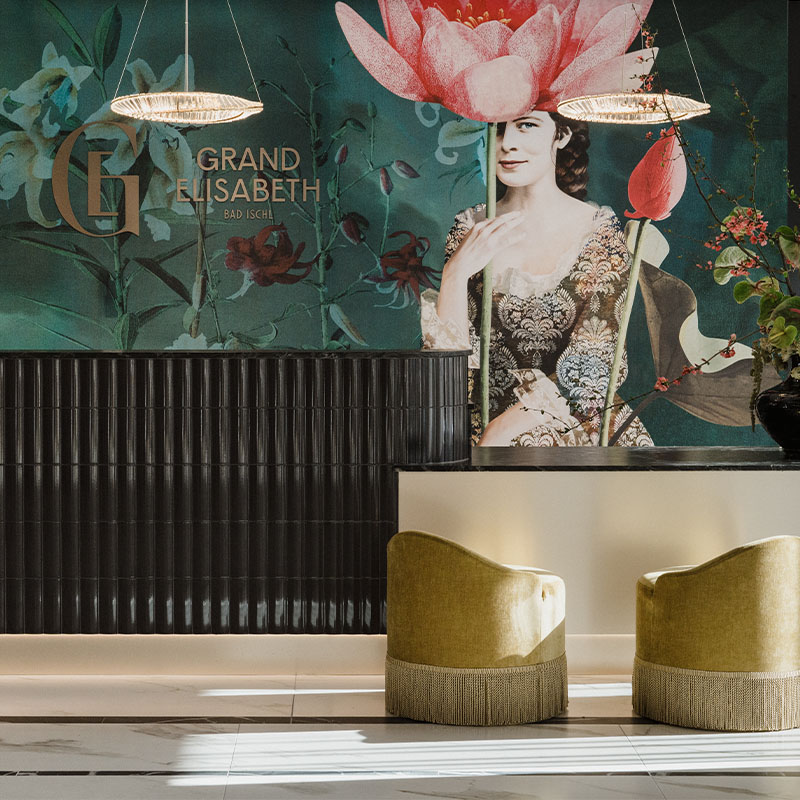 Rezeption des Grand Elisabeth Bad Ischl mit stilvollem Wandbild und Designerleuchten
