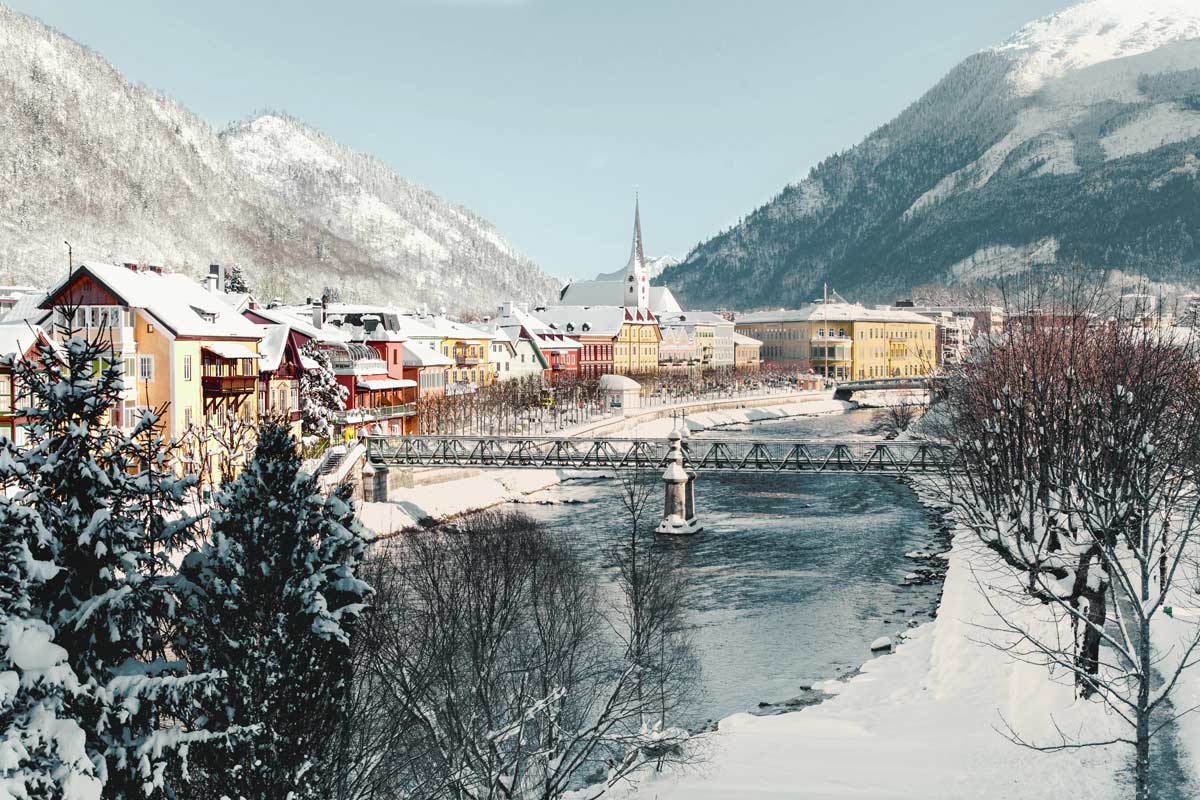 Winterliche Stadtansicht von Bad Ischl mit Fluss und Bergen nahe dem Hotel Grand Elisabeth