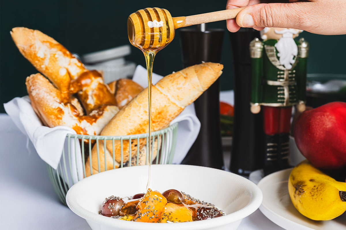 Brot und Obstschale im Wellnesshotel Bad Ischl mit Honigszene