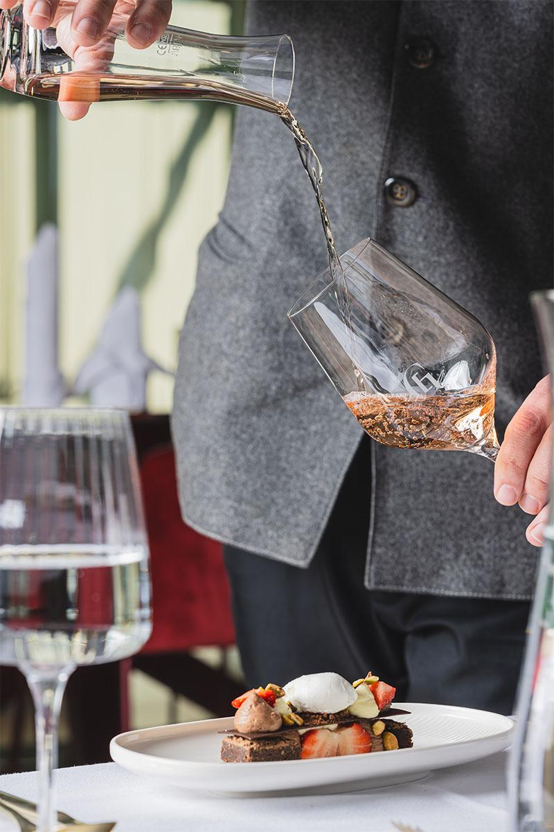 Sommelier-Service im Restaurant des Designhotels Grand Elisabeth