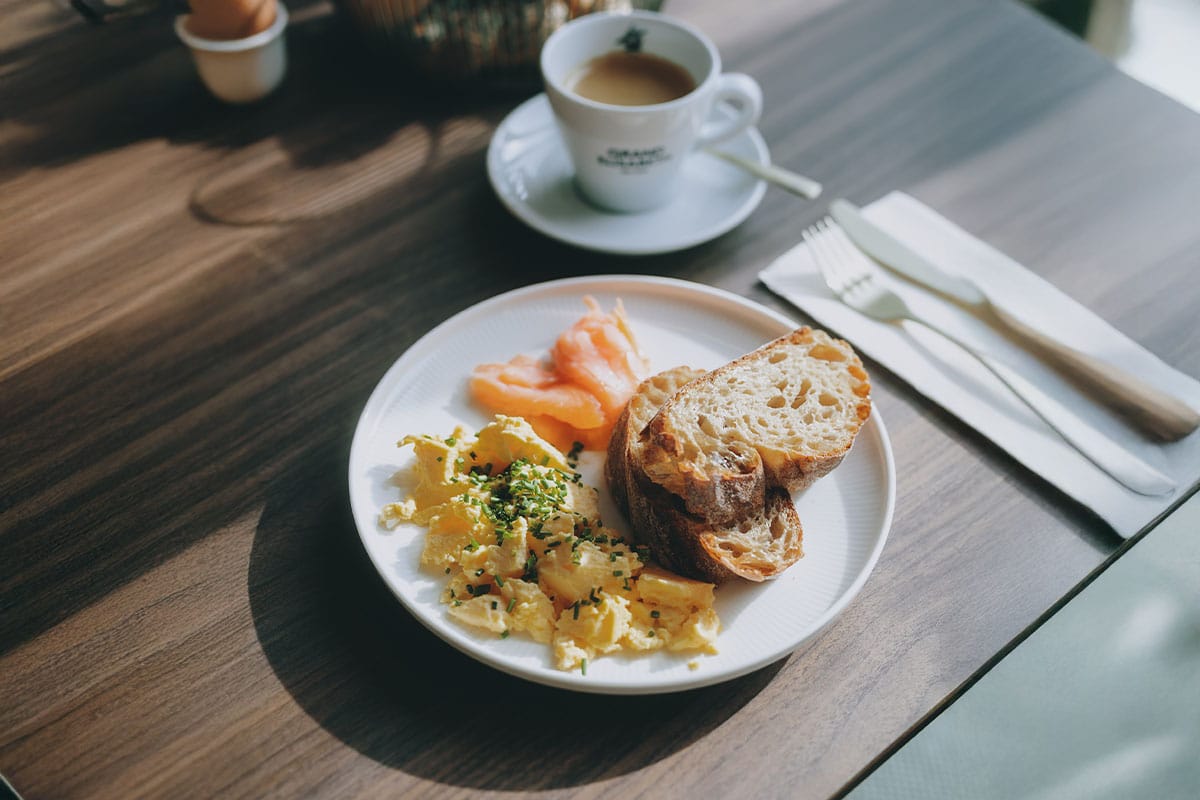 Frühstück mit Rührei, Lachs und Brot im Grand Elisabeth Hotel Bad Ischl
