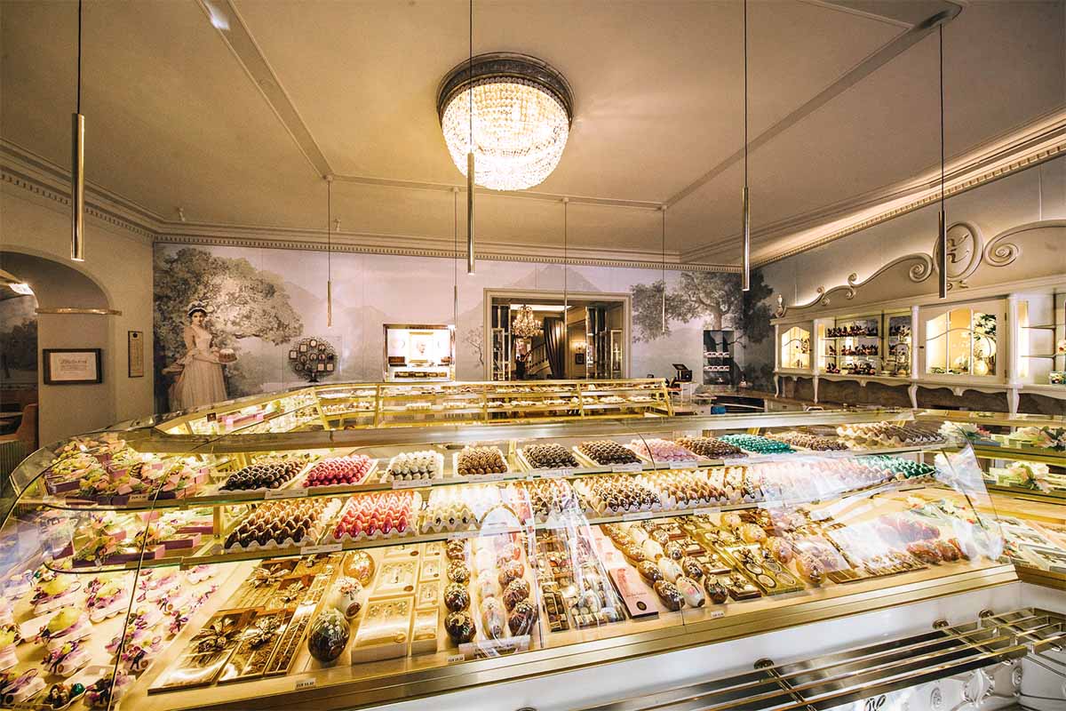 Pralinentheke in der Konditorei Zauner mit großer Auswahl an Schokolade und Süßwaren.