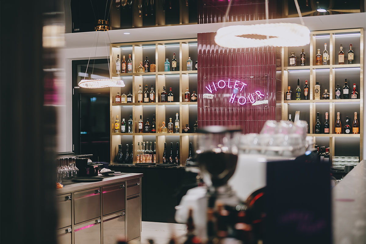 Getränkesortiment an der Bar Violet Hour im Grand Elisabeth Hotel