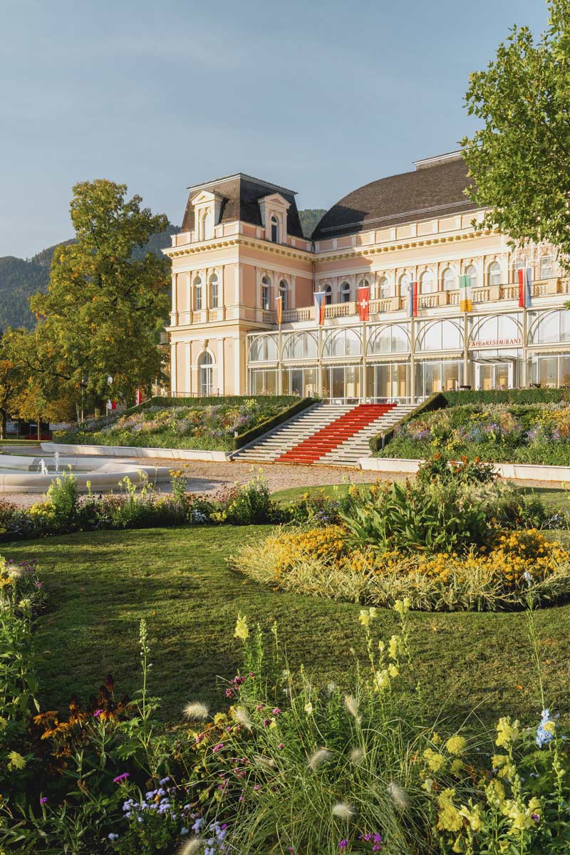 Aufnahme des Theaterhauses in der Kulturstadt Bad Ischl mit kunstvollem Gartenbereich