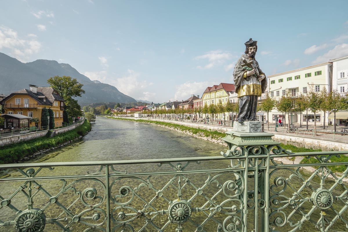 Detailreiches Brückengeländer mit Blick auf die Ischl und den Kurort Bad Ischl, umrahmt von Berglandschaft