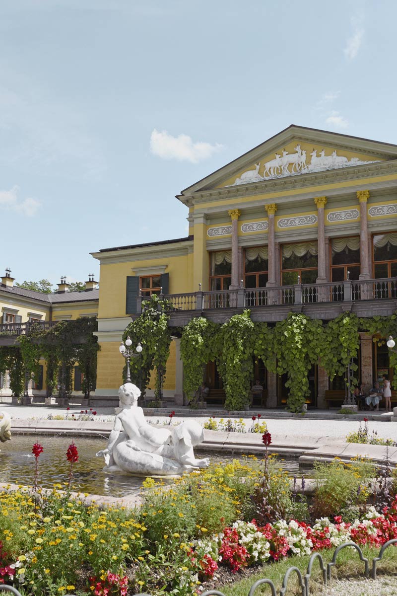 Aufnahme der Kaiservilla Bad Ischl mit kunstvoller Fassade und Brunnen im Vorgarten