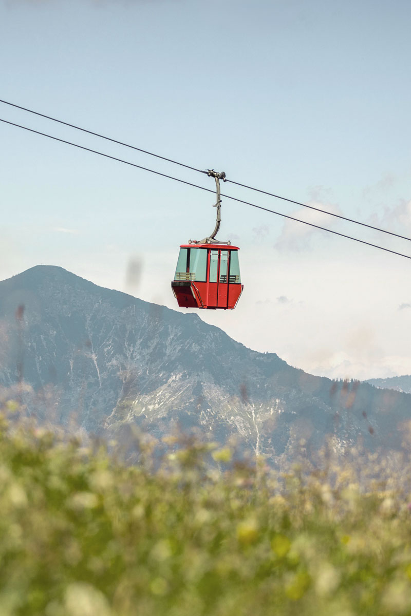 Rote Gondel der Katrin-Seilbahn vor der malerischen Berglandschaft Bad Ischls
