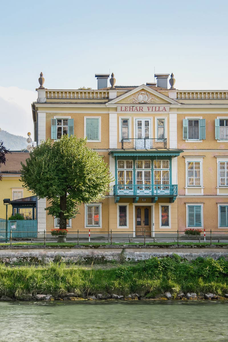 Die Hausfassade der Lehár-Villa in der Kulturstadt Bad Ischl, eingerahmt von einem Fluss