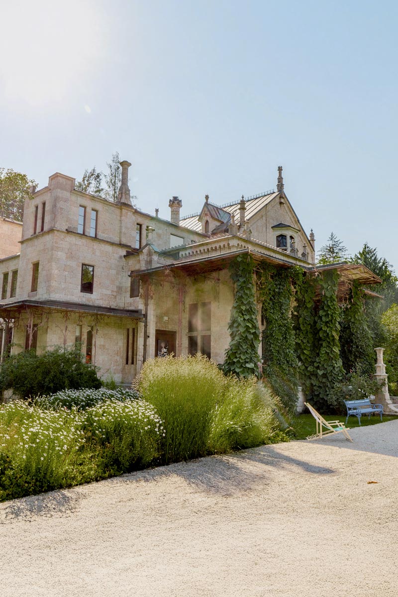 Aufnahme des Marmorschlössls in Bad Ischl mit Marmorhausfassade und begrünten Säulen