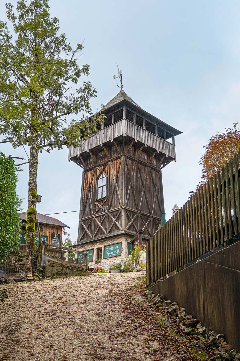 Holzverkleideter Aussichtsturm in den Bergen mit Panoramablick auf das Salzkammergut und Grand Elisabeth Hotel