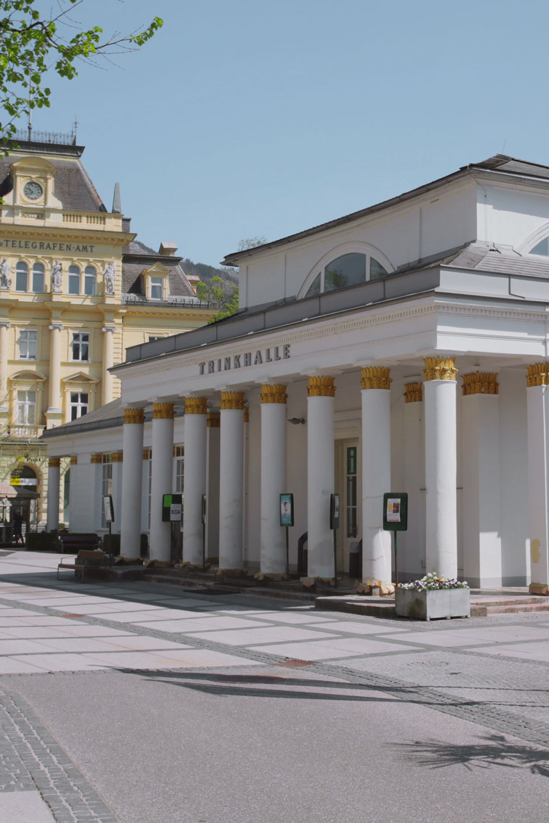 Aufnahme der Trinkhalle in Bad Ischl, Sehenswürdigkeit mit weißen Säulen und goldenen Stuckverzierungen