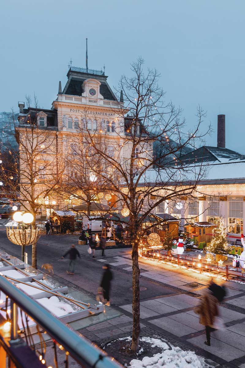 Christkindlmarkt in Bad Ischl, unweit des Hotels Grand Elisabeth, mit handgemachten Produkten, warmen Lichtern und heißen Speisen