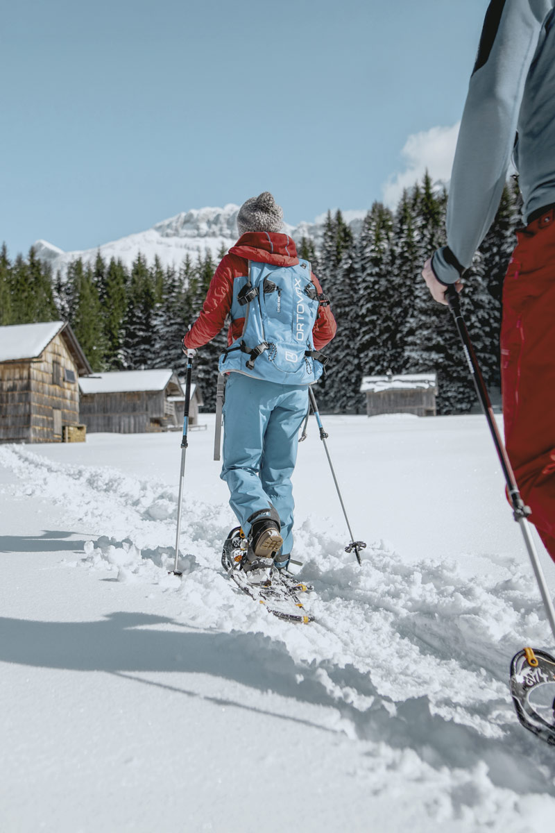 In Bad Ischl gleiten zwei Wanderer auf Schneeschuhen durch die schneebedeckte Bergwelt