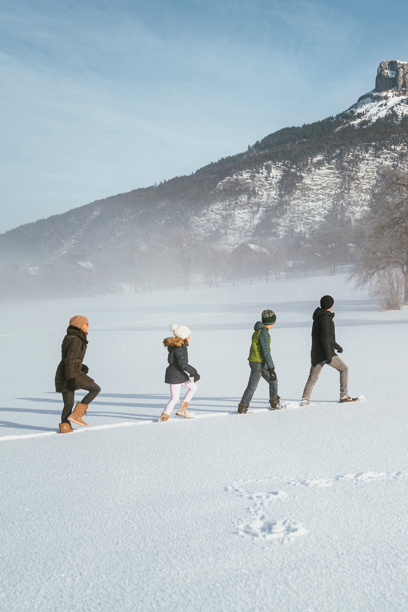 Eine Familie stapft durch den feinen Schnee in der Region des Salzkammerguts