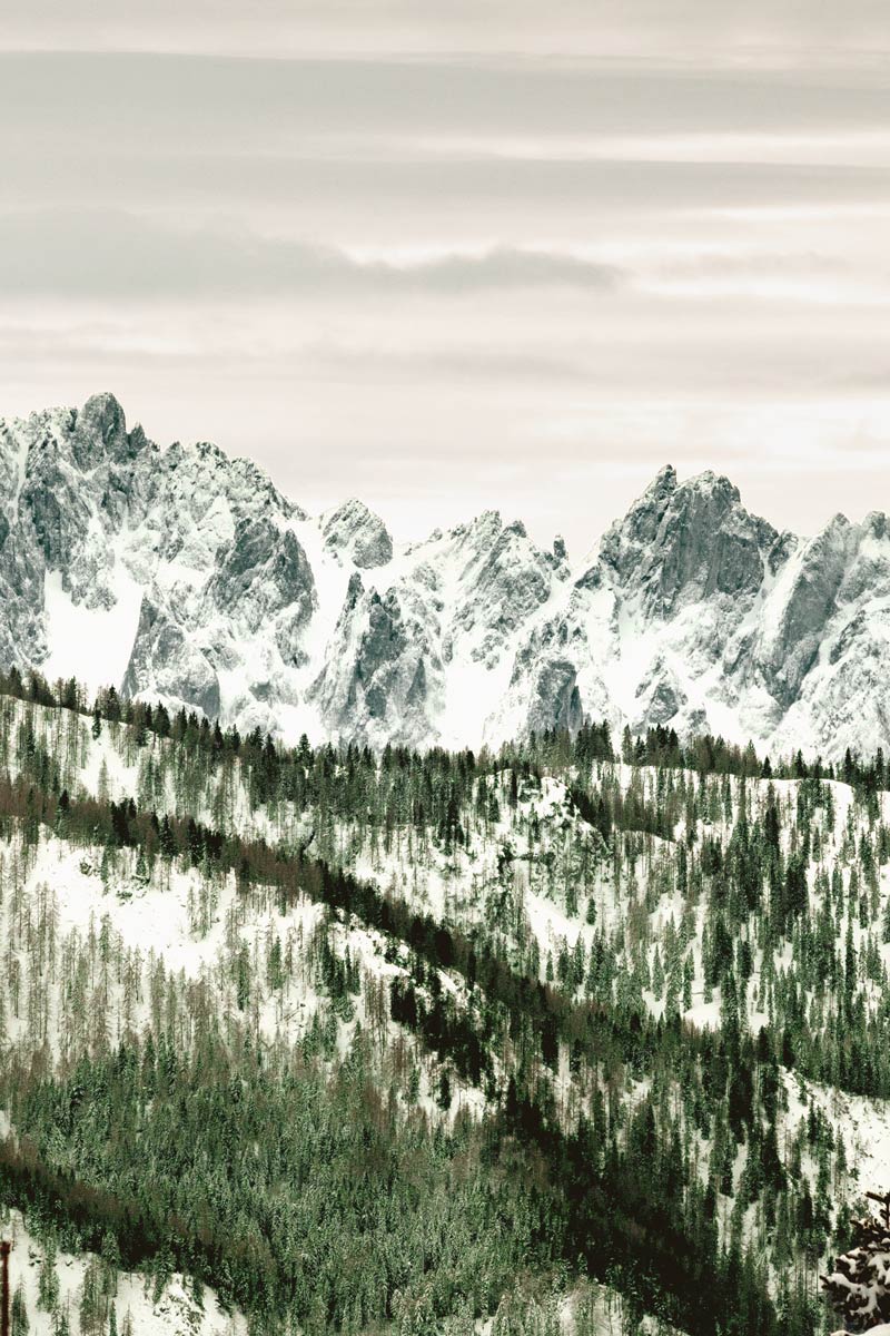 Winterliche Berglandschaft des Kurorts Bad Ischl im Salzkammergut