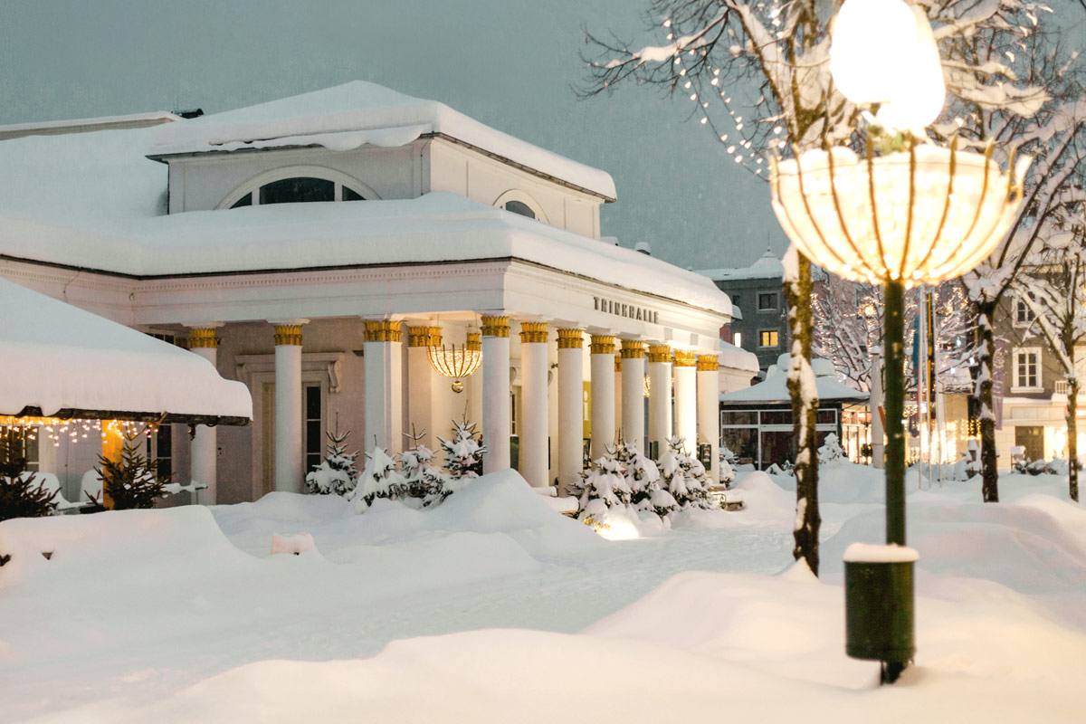 Schneeberge umhüllen die prächtigen Gebäude in Bad Ischl