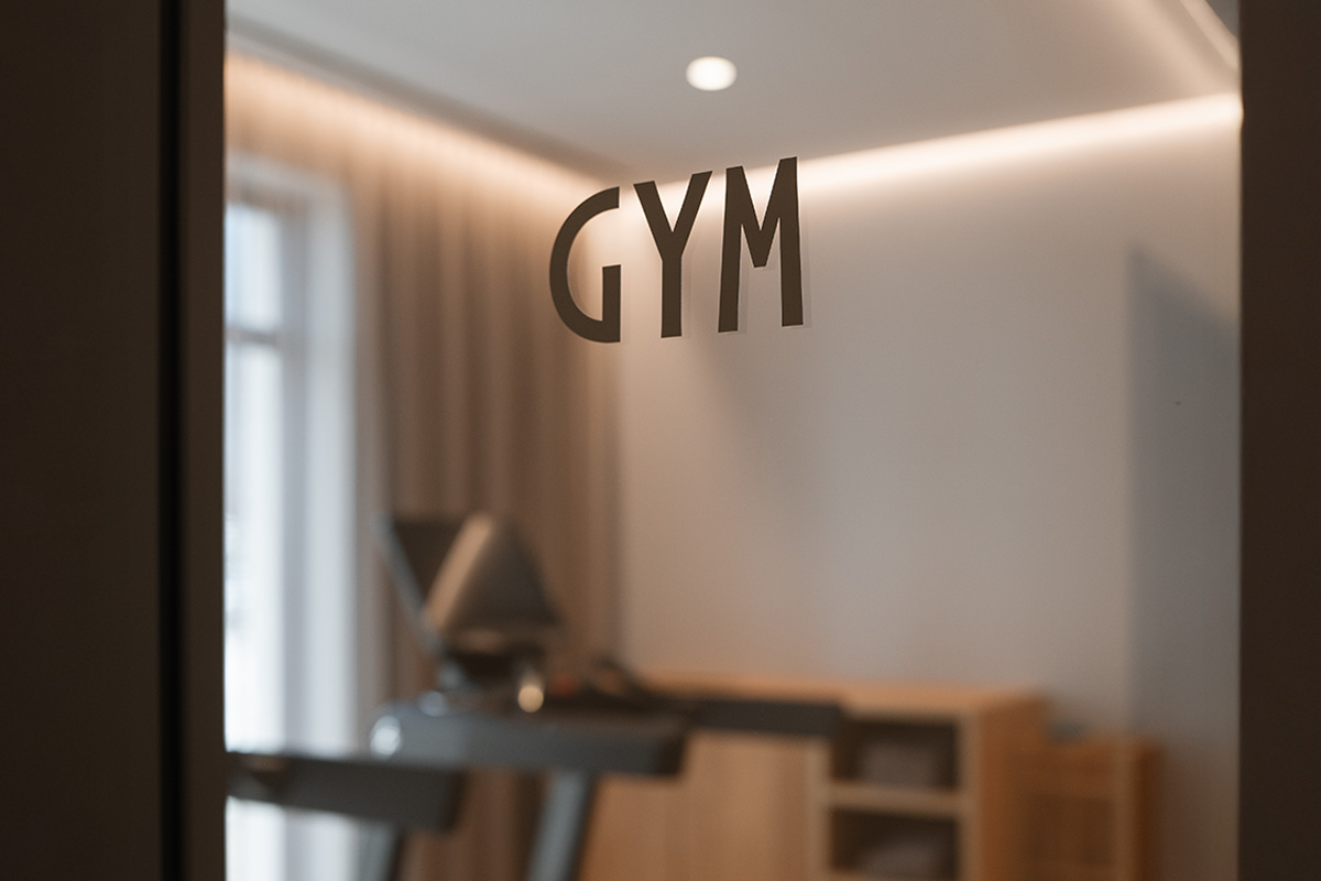 Training im Wellnessurlaub Salzkammergut mit heller Raumgestaltung und Laufband