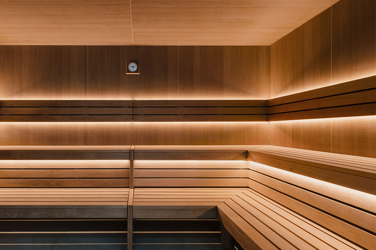 Innenansicht einer Sauna im Hotel Bad Ischl mit indirektem Licht und Holzverkleidung